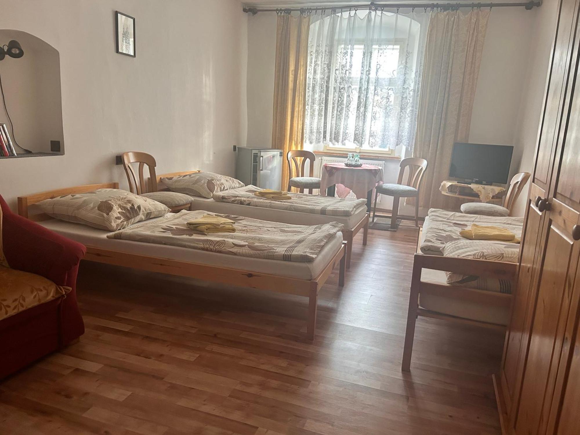 Restaurace A Penzion Podloubi Opočno Esterno foto