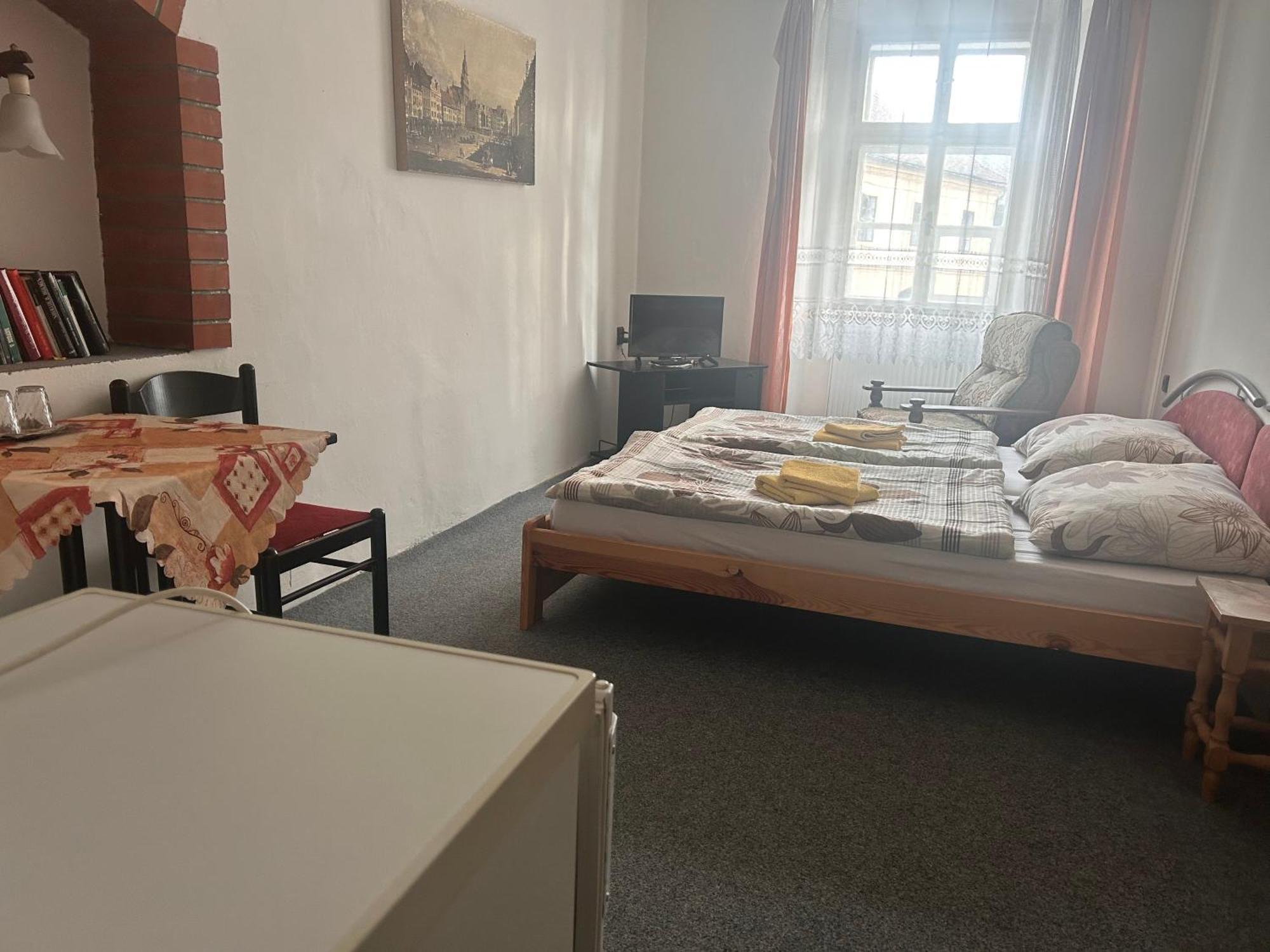 Restaurace A Penzion Podloubi Opočno Esterno foto