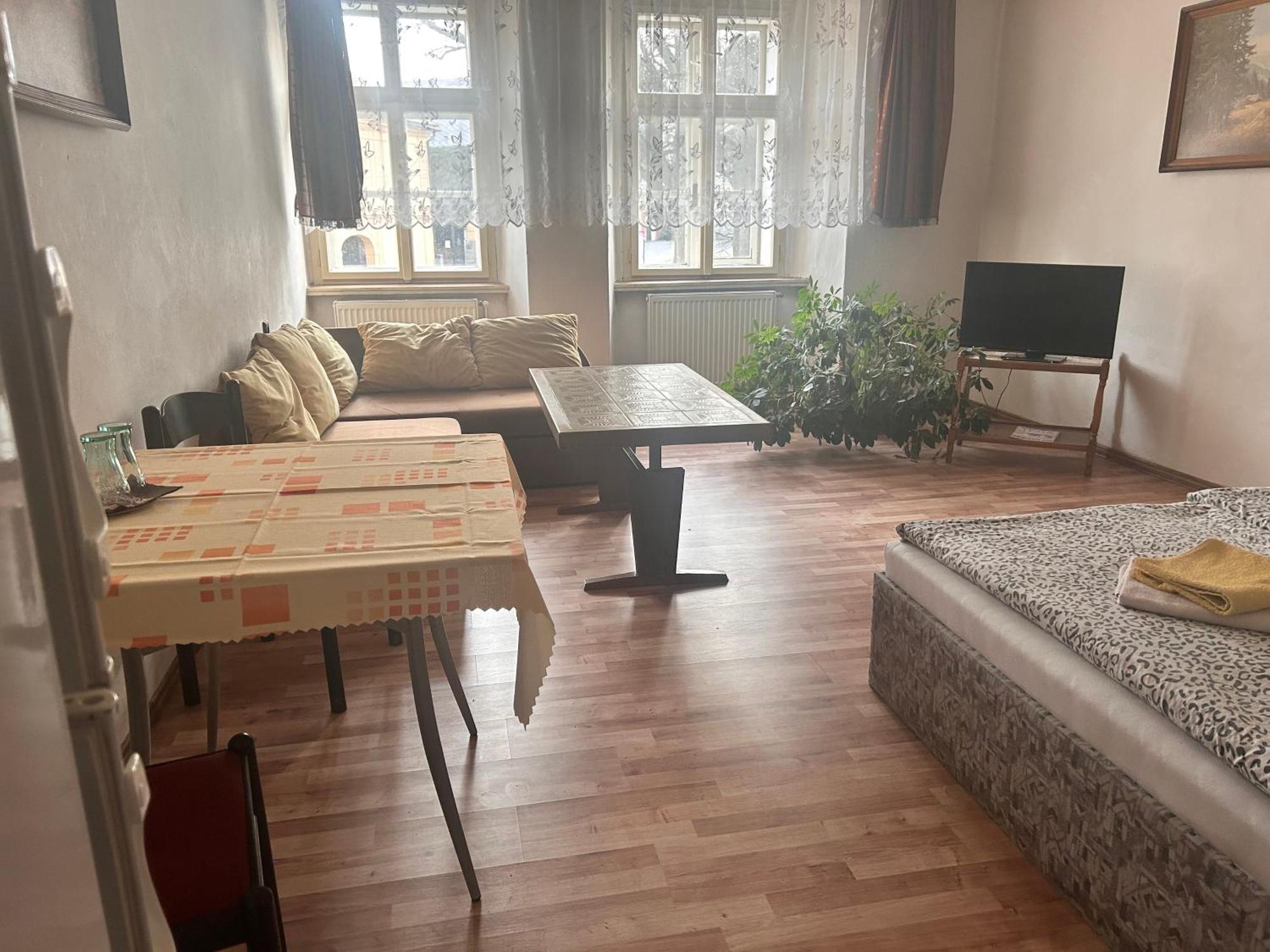 Restaurace A Penzion Podloubi Opočno Esterno foto