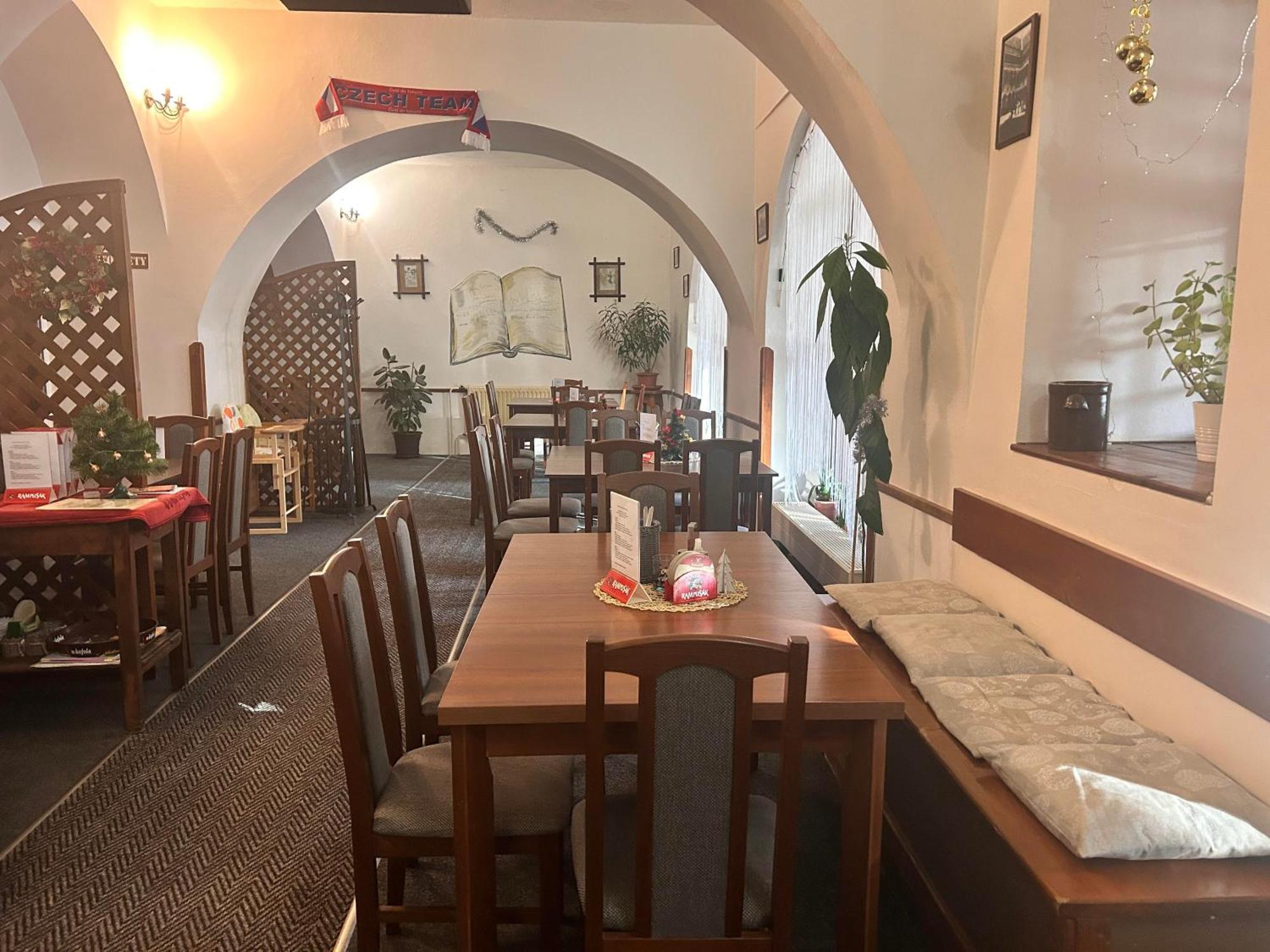 Restaurace A Penzion Podloubi Opočno Esterno foto