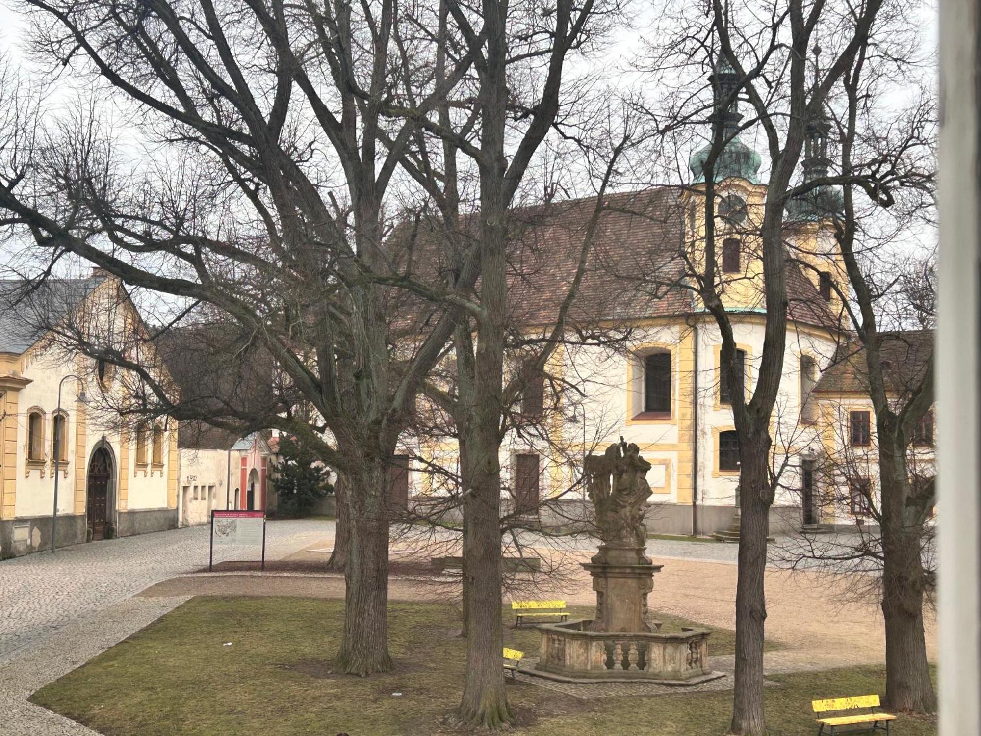 Restaurace A Penzion Podloubi Opočno Esterno foto