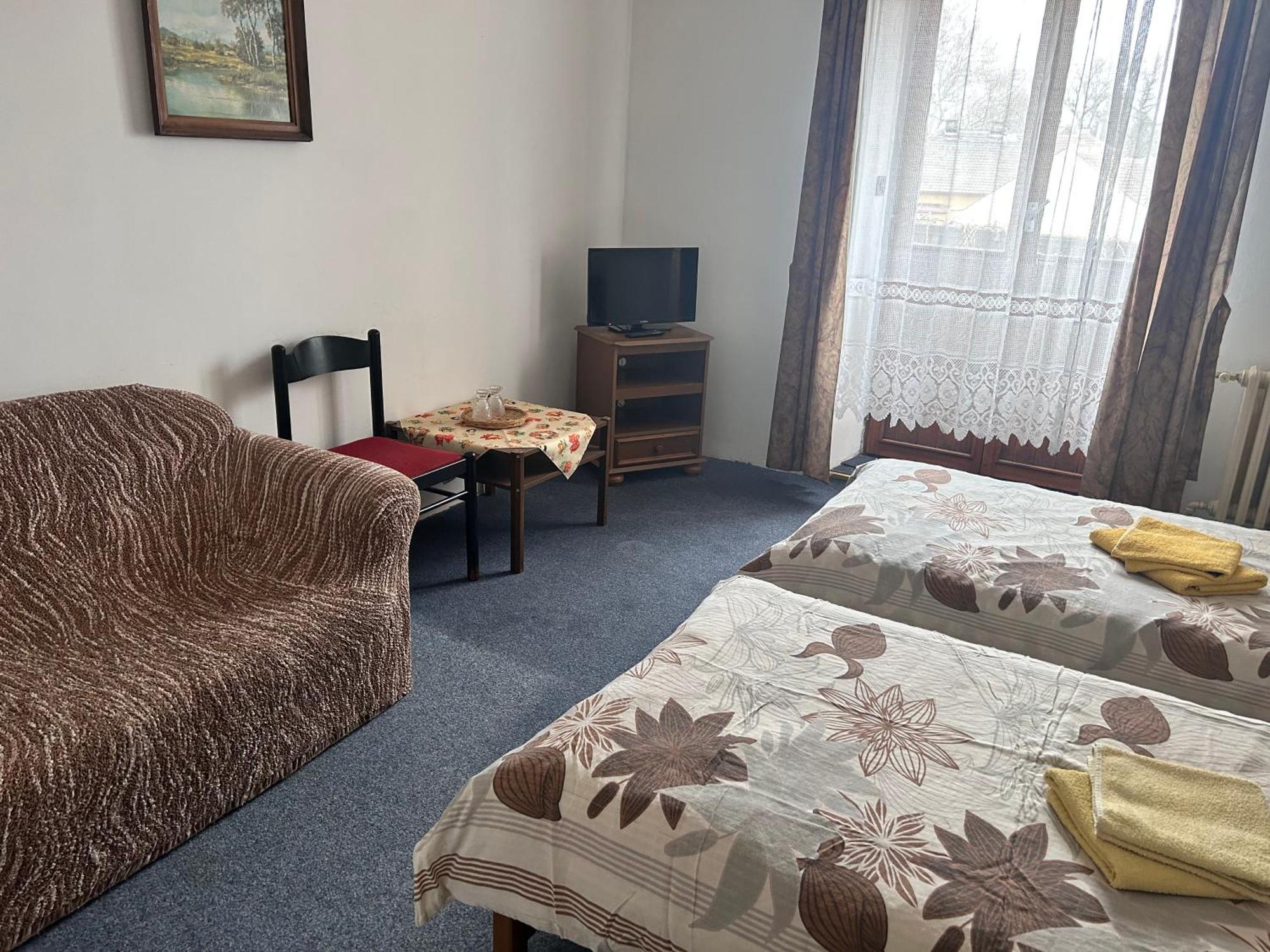 Restaurace A Penzion Podloubi Opočno Esterno foto